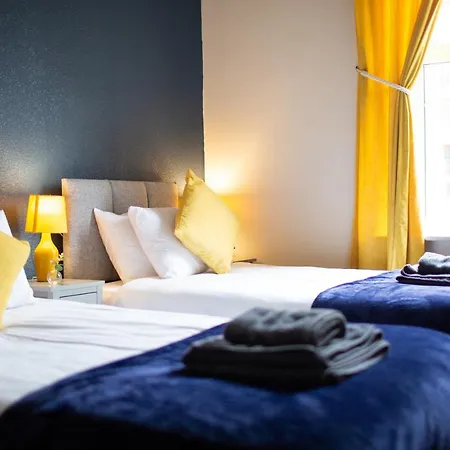 Russell House, Large Townhouse Spacious And Modern With Ground Floor Bedroom And Shower And Free Parking Apartamento