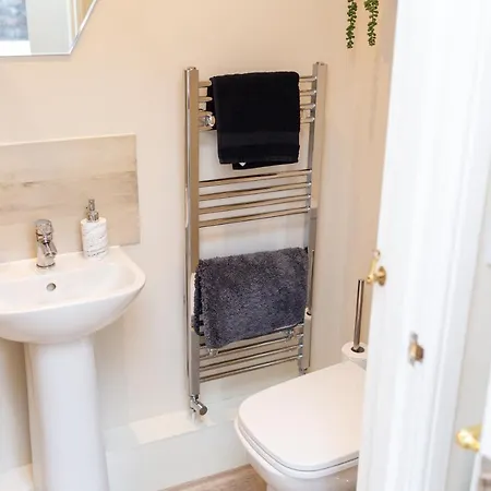 Russell House, Large Townhouse Spacious And Modern With Ground Floor Bedroom And Shower And Free Parking Apartamento