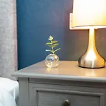 Russell House, Large Townhouse Spacious And Modern With Ground Floor Bedroom And Shower And Free Parking Апартаменты *