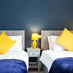 Russell House, Large Townhouse Spacious And Modern With Ground Floor Bedroom And Shower And Free Parking Appartamento *