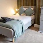 Russell House, Large Townhouse Spacious And Modern With Ground Floor Bedroom And Shower And Free Parking *