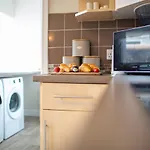 Апартаменты Russell House, Large Townhouse Spacious And Modern With Ground Floor Bedroom And Shower And Free Parking *