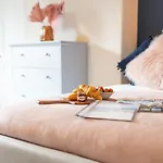 Апартаменты Russell House, Large Townhouse Spacious And Modern With Ground Floor Bedroom And Shower And Free Parking Harraby