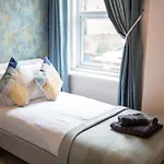 Daire Russell House, Large Townhouse Spacious And Modern With Ground Floor Bedroom And Shower And Free Parking Harraby