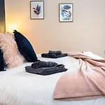 Russell House, Large Townhouse Spacious And Modern With Ground Floor Bedroom And Shower And Free Parking