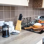 Daire Russell House, Large Townhouse Spacious And Modern With Ground Floor Bedroom And Shower And Free Parking *
