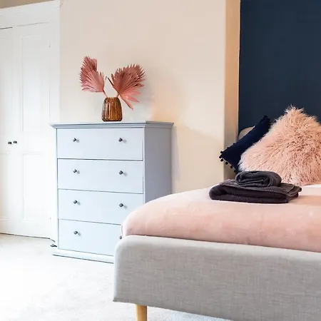 Russell House, Large Townhouse Spacious And Modern With Ground Floor Bedroom And Shower And Free Parking