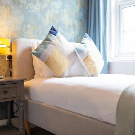 Russell House: Modern Townhouse With Ground Floor Accessibility Apartment *