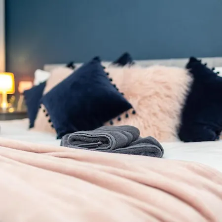 Russell House, Large Townhouse Spacious And Modern With Ground Floor Bedroom And Shower And Free Parking Harraby