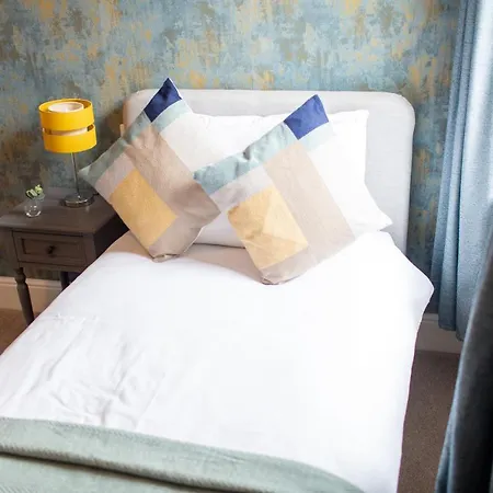 Апартаменты Russell House, Large Townhouse Spacious And Modern With Ground Floor Bedroom And Shower And Free Parking