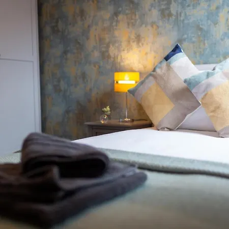 Russell House: Modern Townhouse With Ground Floor Accessibility Apartment