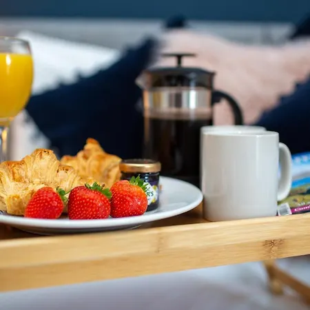 Russell House, Large Townhouse Spacious And Modern With Ground Floor Bedroom And Shower And Free Parking Harraby