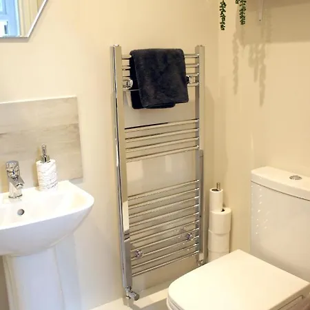 Апартаменты Russell House, Large Townhouse Spacious And Modern With Ground Floor Bedroom And Shower And Free Parking Harraby