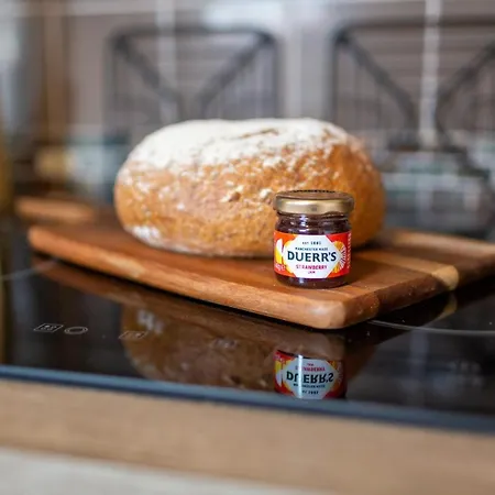 Russell House, Large Townhouse Spacious And Modern With Ground Floor Bedroom And Shower And Free Parking *