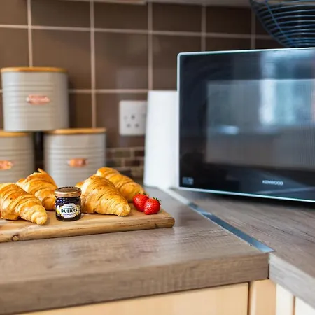 Russell House, Large Townhouse Spacious And Modern With Ground Floor Bedroom And Shower And Free Parking Διαμέρισμα *