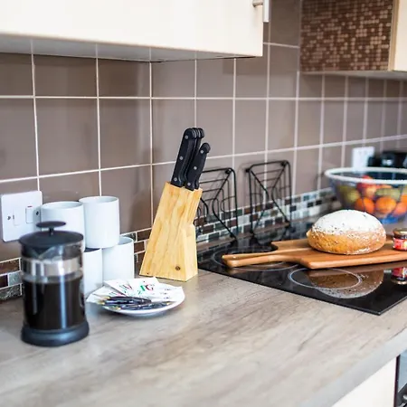 Апартаменты Russell House, Large Townhouse Spacious And Modern With Ground Floor Bedroom And Shower And Free Parking *