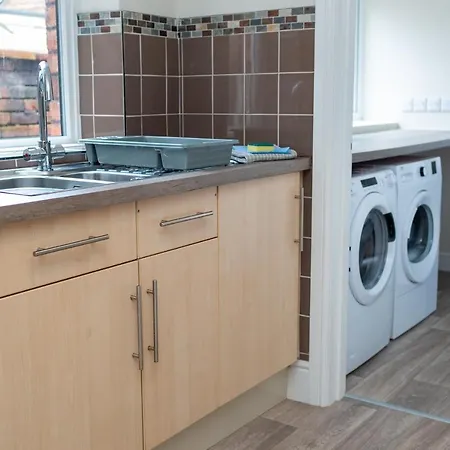 Russell House, Large Townhouse Spacious And Modern With Ground Floor Bedroom And Shower And Free Parking Апартаменты Harraby