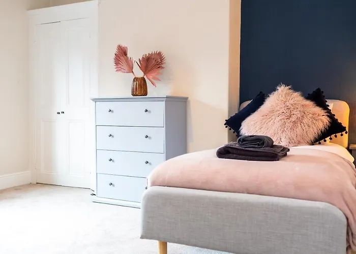 Russell House, Large Townhouse Spacious And Modern With Ground Floor Bedroom And Shower And Free Parking