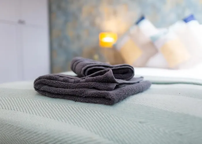 شقة Russell House, Large Townhouse Spacious And Modern With Ground Floor Bedroom And Shower And Free Parking