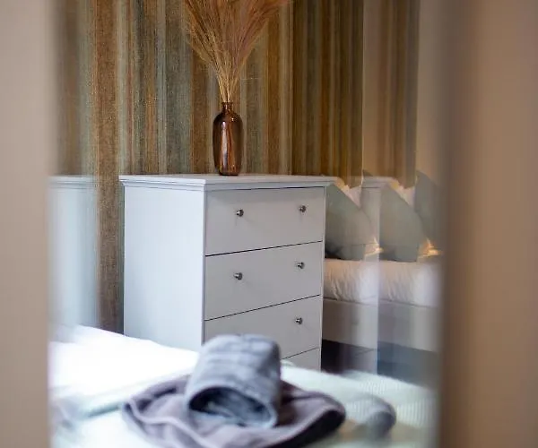 Russell House, Large Townhouse Spacious And Modern With Ground Floor Bedroom And Shower And Free Parking شقة *