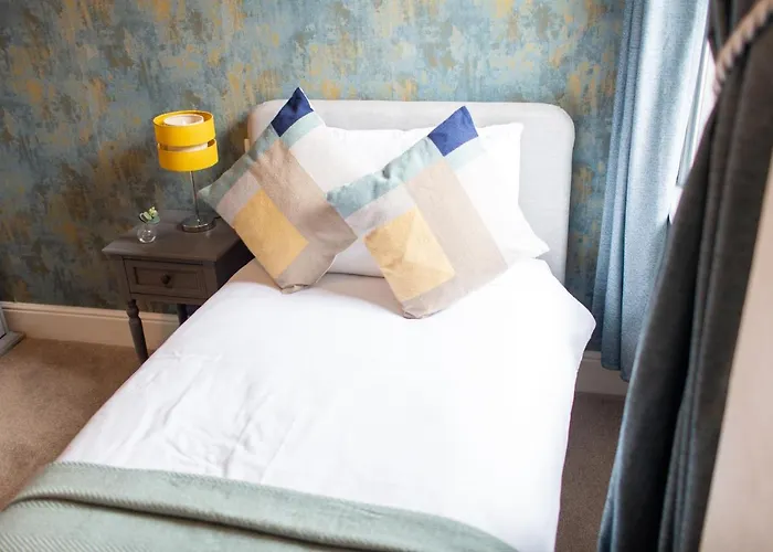 شقة Russell House, Large Townhouse Spacious And Modern With Ground Floor Bedroom And Shower And Free Parking