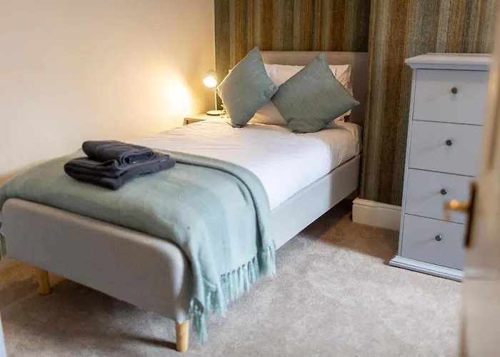 Russell House, Large Townhouse Spacious And Modern With Ground Floor Bedroom And Shower And Free Parking *