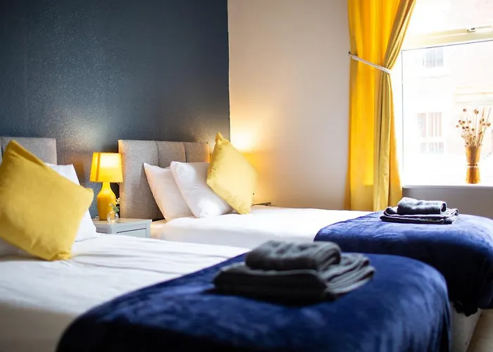 Russell House, Large Townhouse Spacious And Modern With Ground Floor Bedroom And Shower And Free Parking شقة