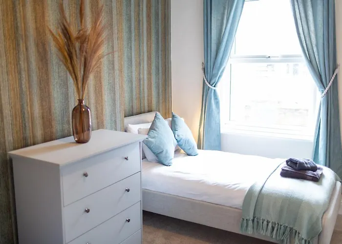 Russell House, Large Townhouse Spacious And Modern With Ground Floor Bedroom And Shower And Free Parking *