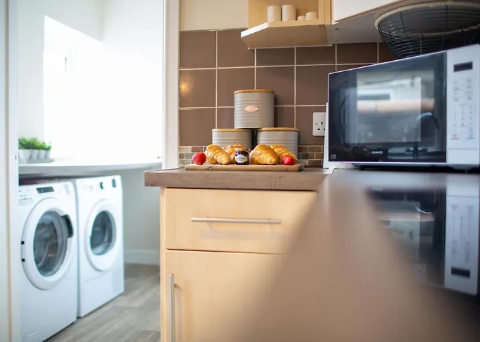 شقة Russell House, Large Townhouse Spacious And Modern With Ground Floor Bedroom And Shower And Free Parking *