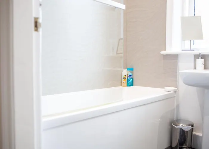 شقة Russell House, Large Townhouse Spacious And Modern With Ground Floor Bedroom And Shower And Free Parking Harraby