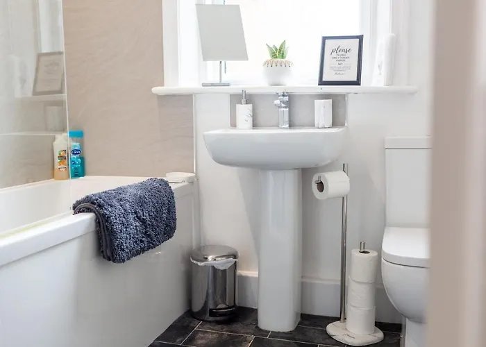 Russell House, Large Townhouse Spacious And Modern With Ground Floor Bedroom And Shower And Free Parking