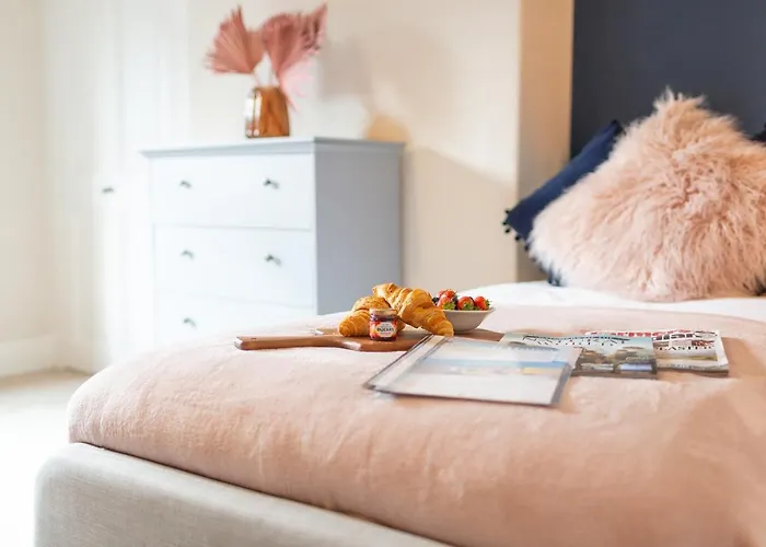 شقة Russell House, Large Townhouse Spacious And Modern With Ground Floor Bedroom And Shower And Free Parking Harraby