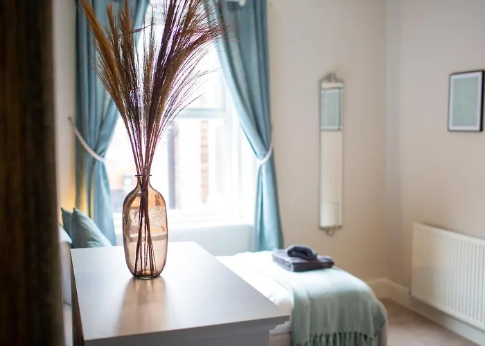 Russell House, Large Townhouse Spacious And Modern With Ground Floor Bedroom And Shower And Free Parking * Harraby