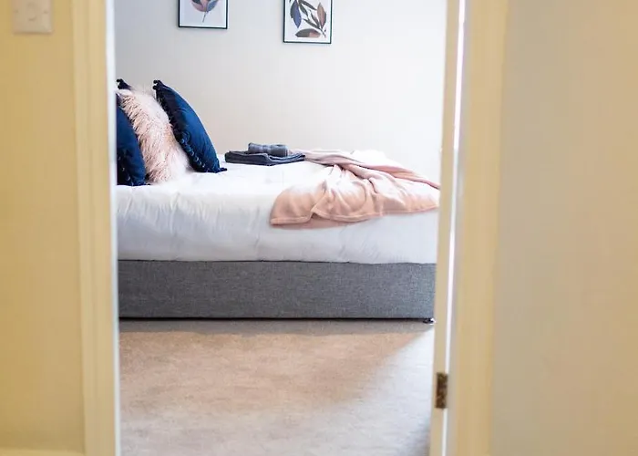 Russell House, Large Townhouse Spacious And Modern With Ground Floor Bedroom And Shower And Free Parking *