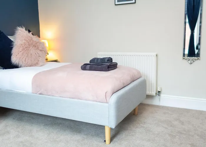 Russell House, Large Townhouse Spacious And Modern With Ground Floor Bedroom And Shower And Free Parking * Harraby