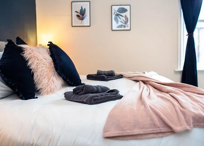 Russell House, Large Townhouse Spacious And Modern With Ground Floor Bedroom And Shower And Free Parking