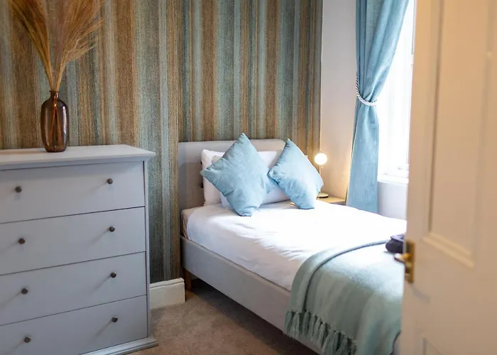 Russell House, Large Townhouse Spacious And Modern With Ground Floor Bedroom And Shower And Free Parking * Harraby