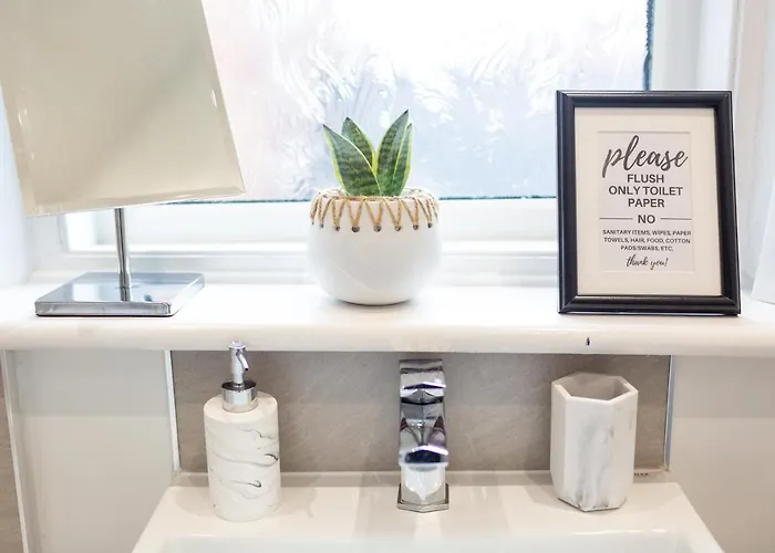 Russell House, Large Townhouse Spacious And Modern With Ground Floor Bedroom And Shower And Free Parking *