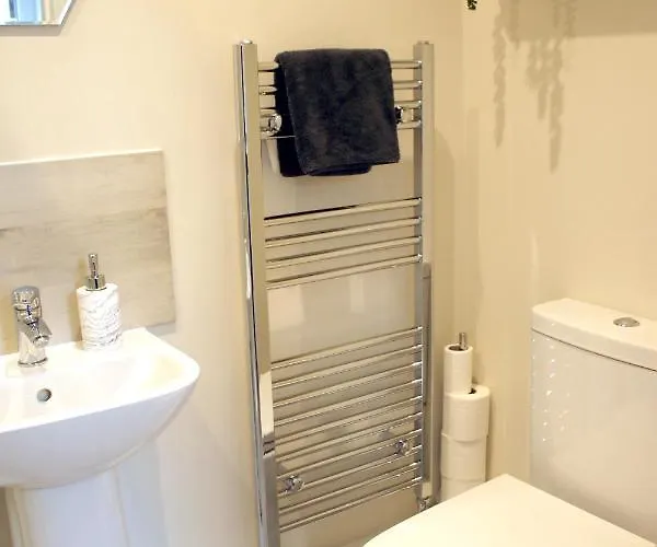 شقة Russell House, Large Townhouse Spacious And Modern With Ground Floor Bedroom And Shower And Free Parking Harraby