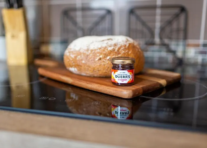 Russell House, Large Townhouse Spacious And Modern With Ground Floor Bedroom And Shower And Free Parking *