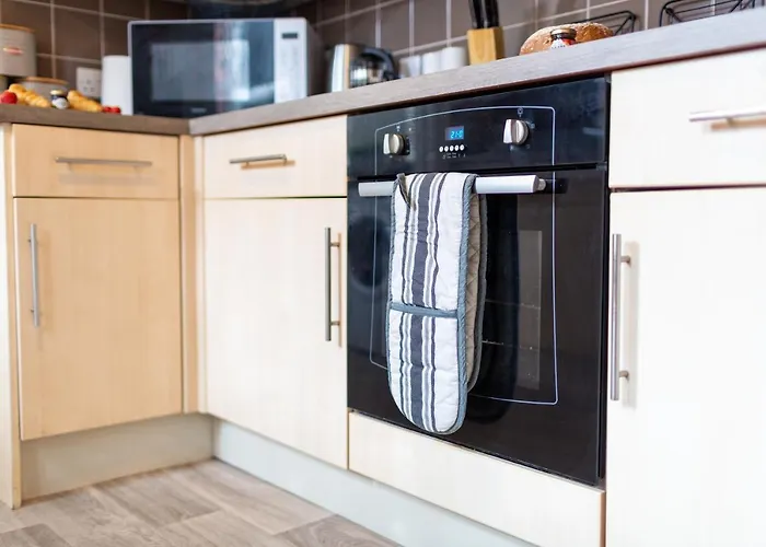 شقة Russell House, Large Townhouse Spacious And Modern With Ground Floor Bedroom And Shower And Free Parking *