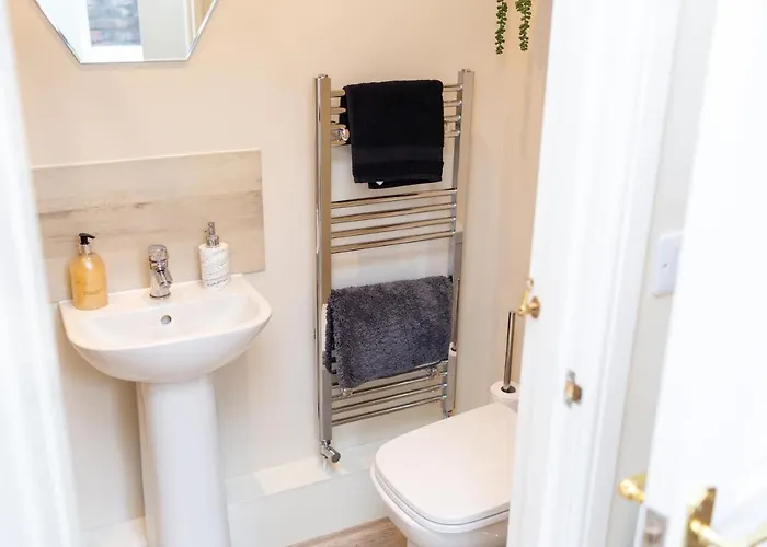 Russell House, Large Townhouse Spacious And Modern With Ground Floor Bedroom And Shower And Free Parking شقة