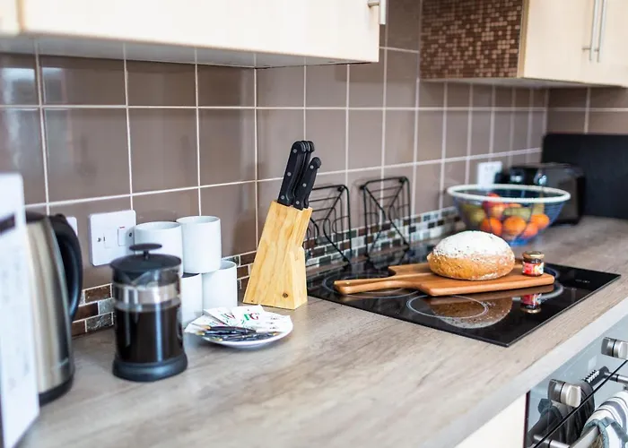 شقة Russell House, Large Townhouse Spacious And Modern With Ground Floor Bedroom And Shower And Free Parking *