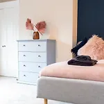 Russell House, Large Townhouse Spacious And Modern With Ground Floor Bedroom And Shower And Free Parking