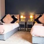 Apartamento Russell House, Large Townhouse Spacious And Modern With Ground Floor Bedroom And Shower And Free Parking