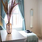 Russell House, Large Townhouse Spacious And Modern With Ground Floor Bedroom And Shower And Free Parking * Harraby