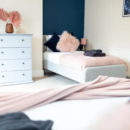 Russell House, Large Townhouse Spacious And Modern With Ground Floor Bedroom And Shower And Free Parking Daire Harraby