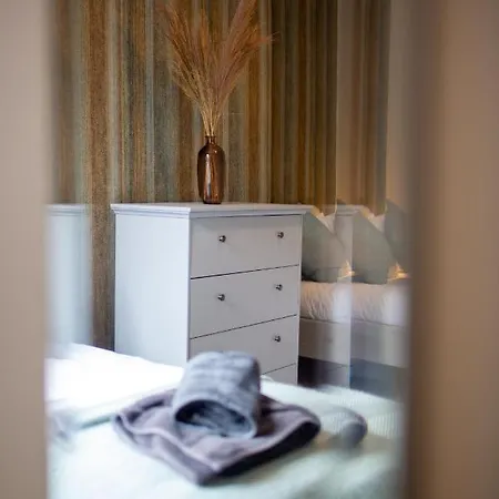 Russell House, Large Townhouse Spacious And Modern With Ground Floor Bedroom And Shower And Free Parking Daire *