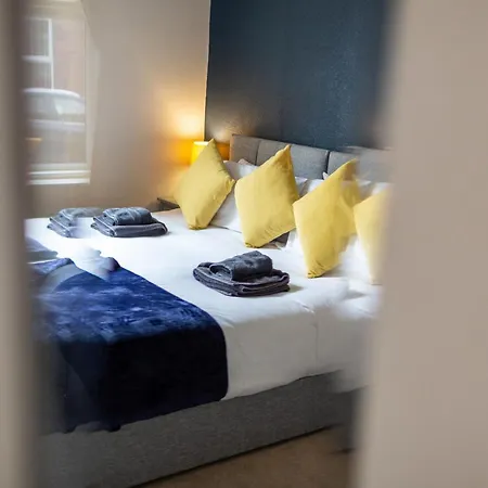 Russell House, Large Townhouse Spacious And Modern With Ground Floor Bedroom And Shower And Free Parking