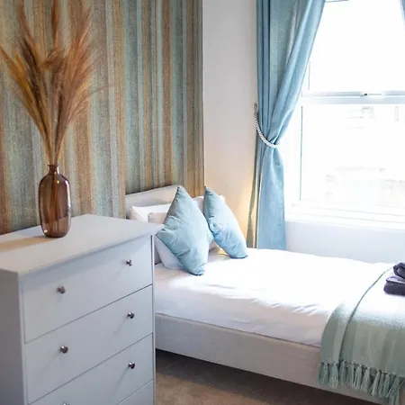 Russell House, Large Townhouse Spacious And Modern With Ground Floor Bedroom And Shower And Free Parking *